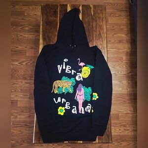 Vibra Urbana Black Hoodie with Vibrant Graphics